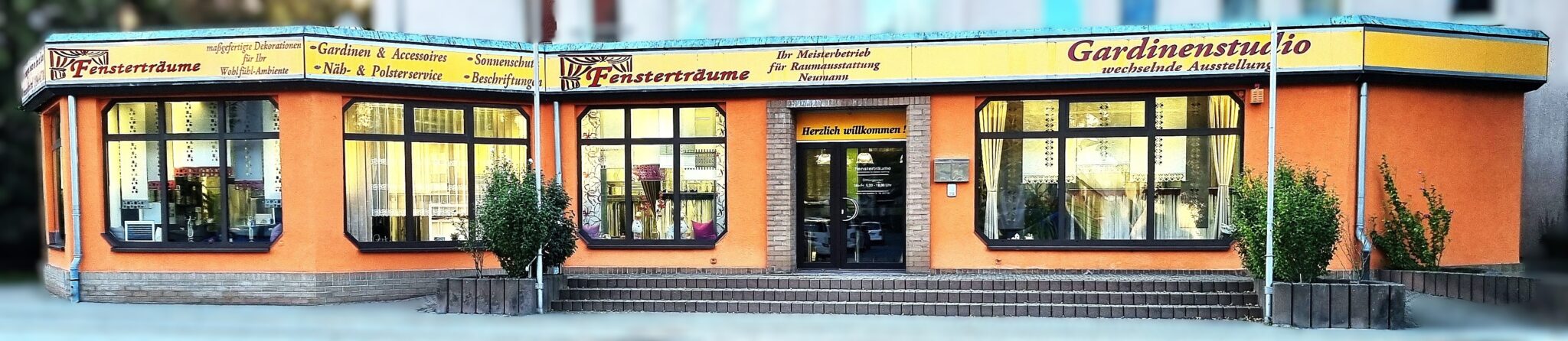 Gebäudeansicht von Fensterträume Neumann mit der gesamten Schaufensterfront in Merseburg